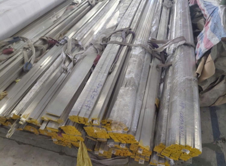 THANH LA ĐÚC 304 SỌC XƯỚC : 25 x 4.0 x 6000MM/HL- LẬP LÀ INOX/ Stainless Steel Flat Bar