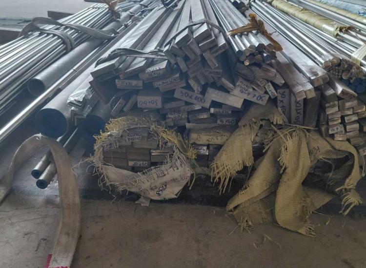 THANH LA ĐÚC 304 SỌC XƯỚC : 60 x 10 x 6000MM/HL - Stainless Steel Flat Bar