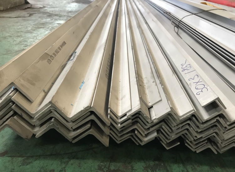 VÊ ĐÚC INOX 304/304L: 40 x 40 x 3.0 x 6 M