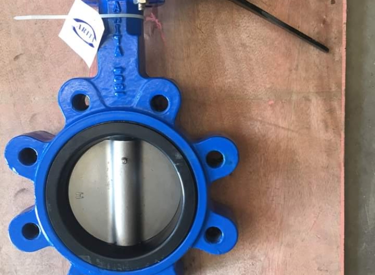  VAN BƯỚM TAI BÍCH GANG ANSI 150 TAY GẠT