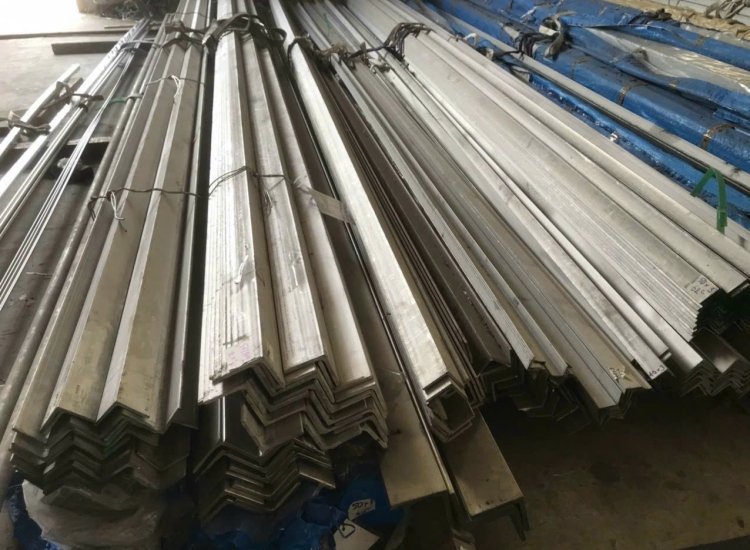 VÊ ĐÚC INOX 304: 60 x 60 x 6.0 x 6 M