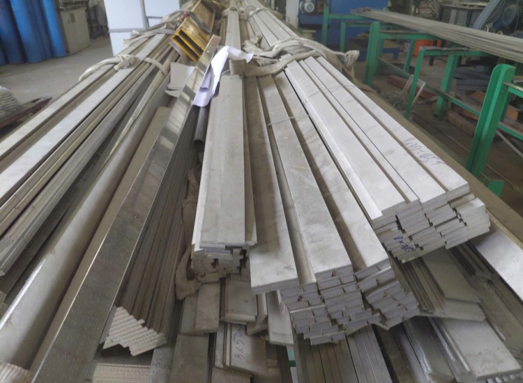 THANH LA ĐÚC 304 SỌC XƯỚC : 65 x 6.0 x 4000/6000MM/HL- LẬP LÀ INOX - Stainless Steel Bar Flat