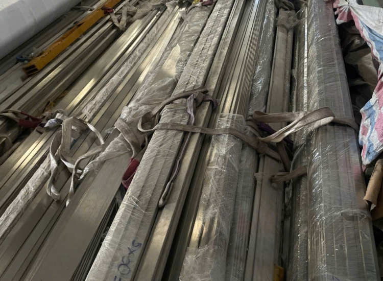 THANH LA ĐÚC 304 SỌC XƯỚC : 30 x 3.0 x 6000MM/HL- LẬP LÀ INOX/ Stainless Steel Flat Bar