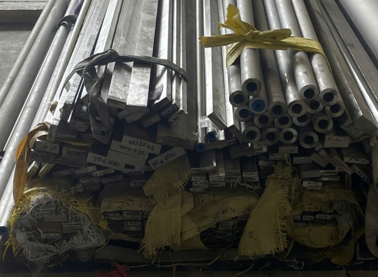 THANH LA ĐÚC 304 SỌC XƯỚC : 30 x 3.0 x 6000MM/HL- LẬP LÀ INOX/ Stainless Steel Flat Bar